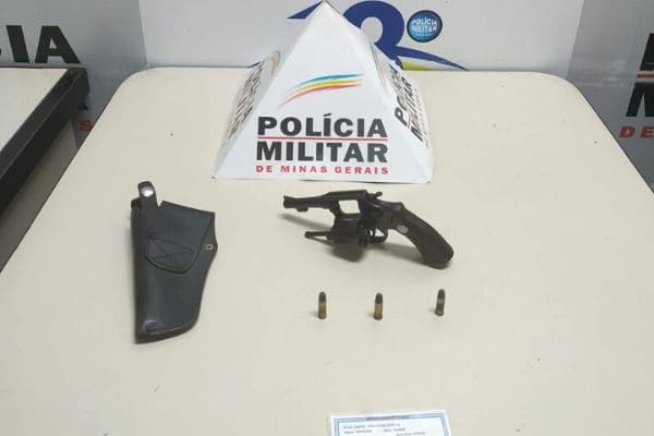 PM apreende arma e munições no bairro Jardim Balneário