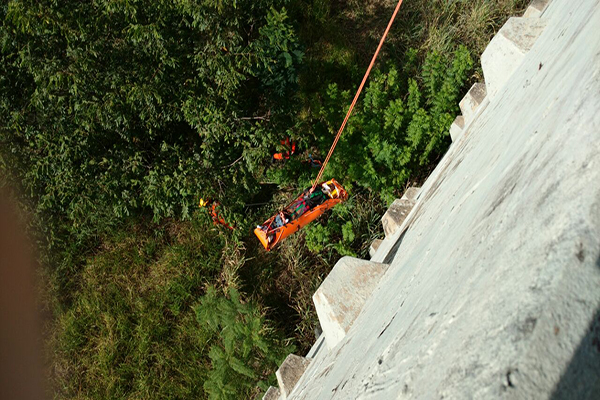 Homem que estava desaparecido é resgatado em barranco de 20 metros