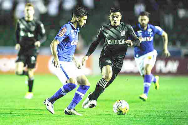 Fora de casa, Cruzeiro vence Figueirense por 2 a 1 no Brasileirão