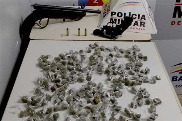 Mais de 200 buchas de maconha são apreendidas no bairro Morada Nova