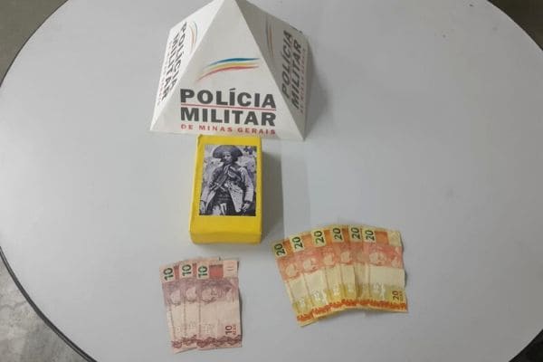 Passageira que levava barra de cocaína é presa em blitz da PM