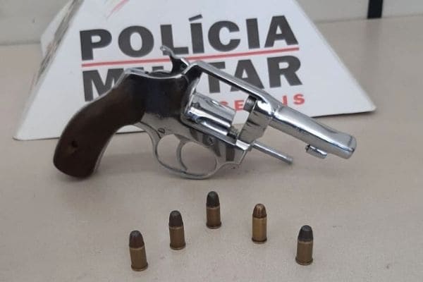 Ocorrência de violência doméstica resulta em prisão e apreensão de arma