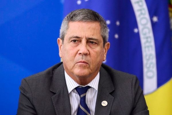 Ministro da Defesa ameaça democracia, diz jornal