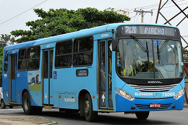 Assalto em ônibus termina com um dos ladrões morto