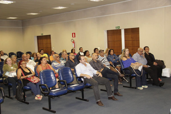 Vigilância Sanitária de Contagem se reúne com feirantes