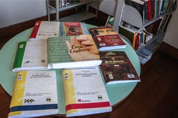 Biblioteca pública de Contagem tem acervo em braile