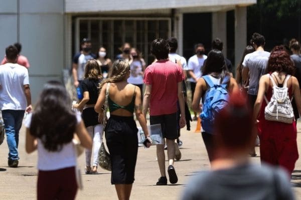 Estudantes já podem pedir reaplicação do Enem