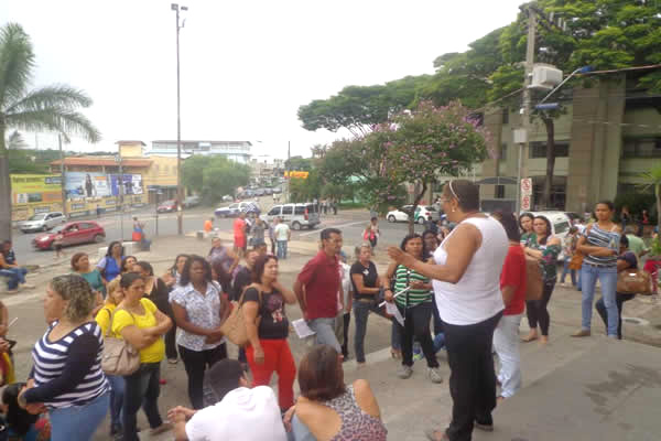 Servidores da saúde fazem protesto em Contagem