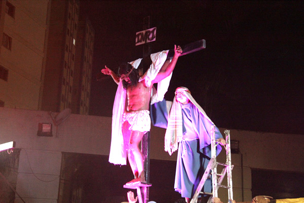 Fiéis lotam escadaria da Igreja Matriz de São Gonçalo