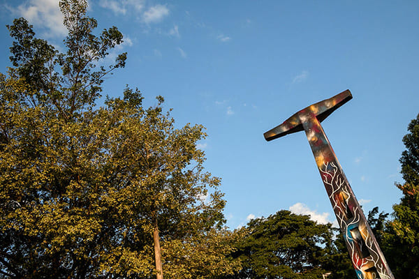 Grafiteiros fazem arte nos postes do antigo teleférico de Contagem