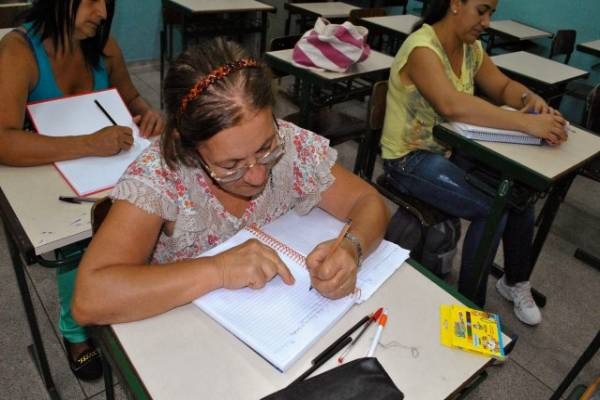 Escolas estaduais recebem inscrições para a Educação de Jovens e Adultos