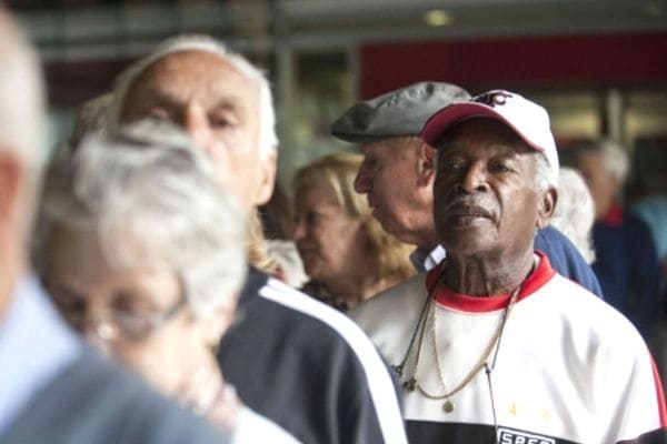 Caixa começa a pagar PIS para cotistas a partir de 60 anos