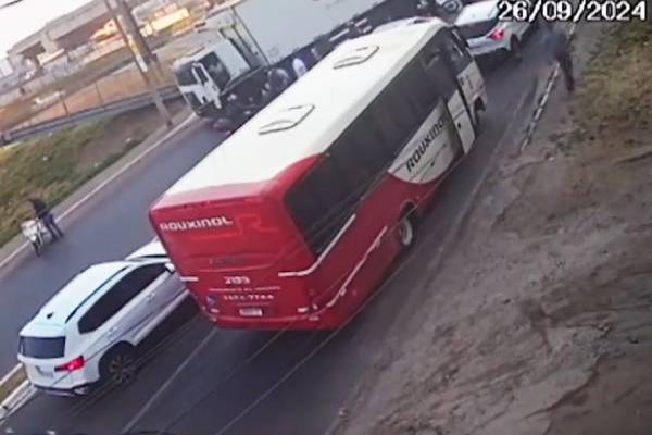 Acidente entre moto e caminhão deixa uma mulher morta e outra ferida 