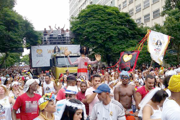 Maior bloco de BH, Baianas Ozadas homenageia Moraes Moreira