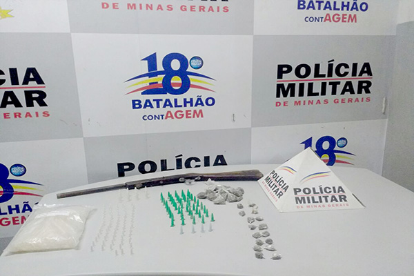 Drogas e armas são apreendidas em dois bairros de Contagem