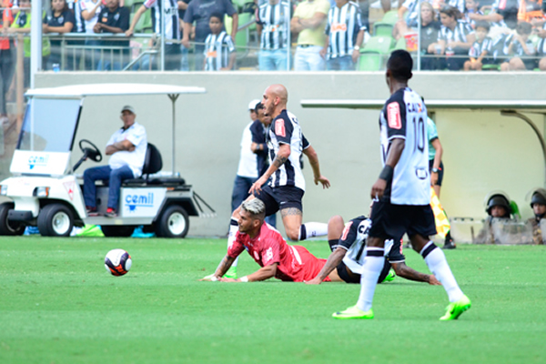 Galo vence com pênalti contestado