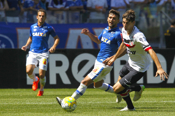 Cruzeiro vence o Santa Cruz e sobe para a 14ª colocação no Brasileiro