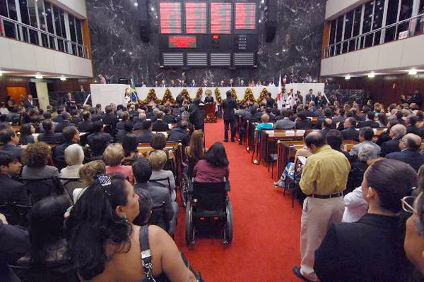 Deputados eleitos tomam posse neste domingo (1)