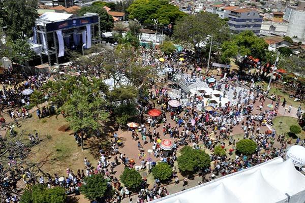 Ação social oferece serviços gratuitos na Praça da Glória