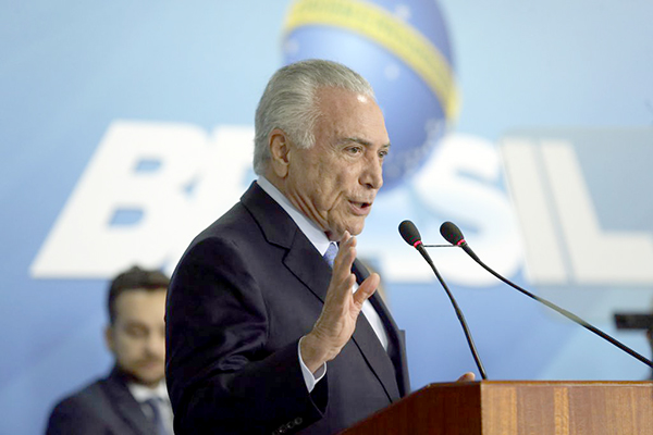 Temer decide propor ao Congresso adiar reajuste de servidor para 2020