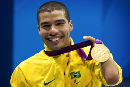 Campeões paraolímpicos desembarcam em São Paulo