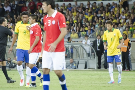 Brasil tem dificuldades para segurar o empate, Chile domina no Mineirão