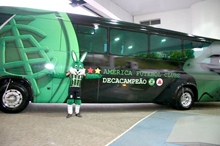 América Mineiro recebe novo ônibus personalizado